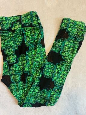 LuLaRoe Unicorn Print Black Green Hiding Bigfoot Sasquatch Leggings TC